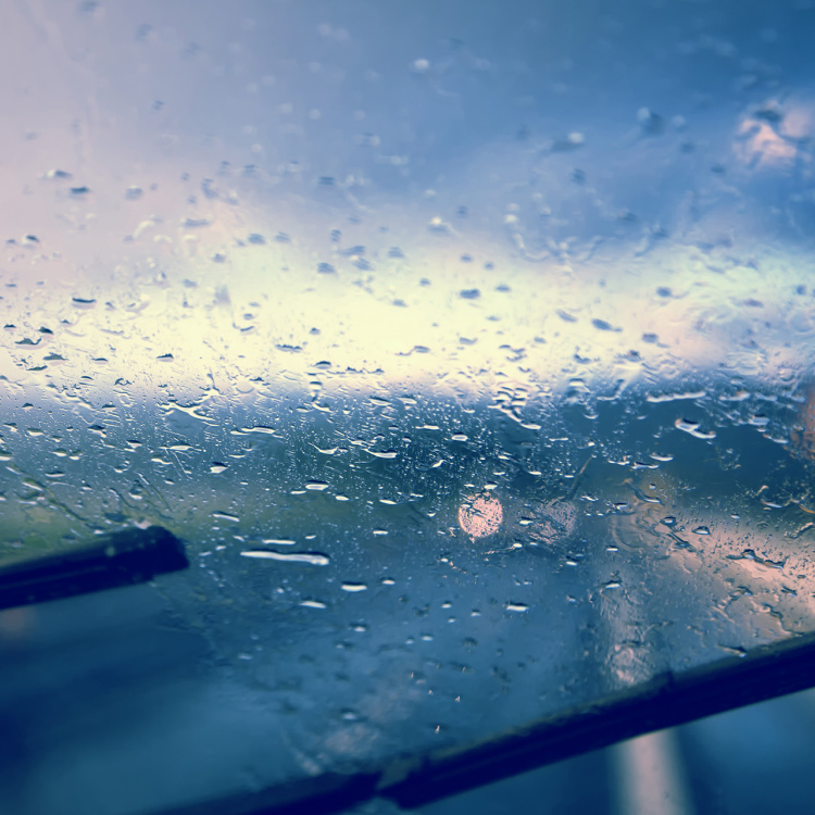 Consigli per guidare con la pioggia senza paura